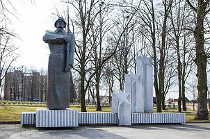 Памятник воина в почетном карауле