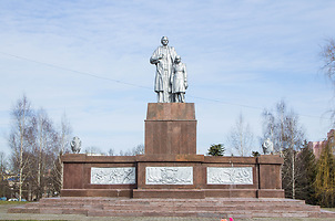 Памятник-скульптура «Скорбящая женщина с суворовцем»