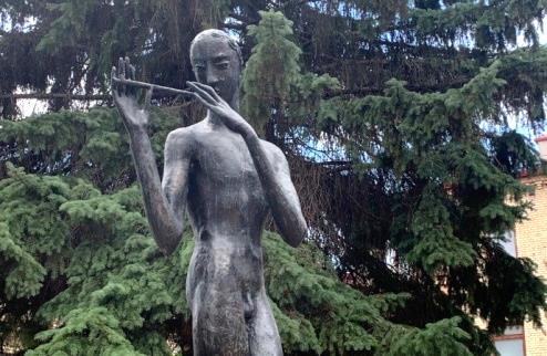 Монументально-декоративная скульптура «Мальчик с флейтой»