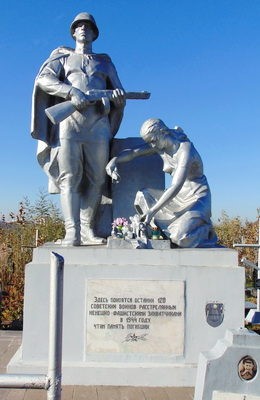 Памятник на братской могиле советских военнопленных (воин с автоматом и девушка с лавровым венком)