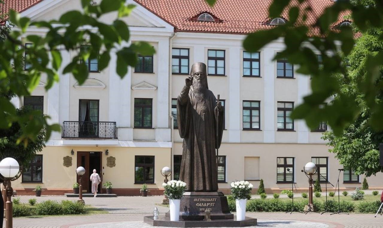 Памятник первому главе Белорусской православной церкви митрополиту Филарету 